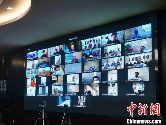 中国侨网在乌兹别克斯坦的新疆籍侨胞、留学生代表等通过网络视频连线与在中国新疆的侨眷“云相聚”。　胡嘉琛　摄