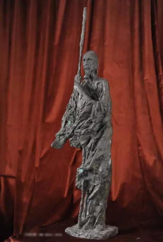 《杜甫立像》 铸铜 高250cm 2007年 