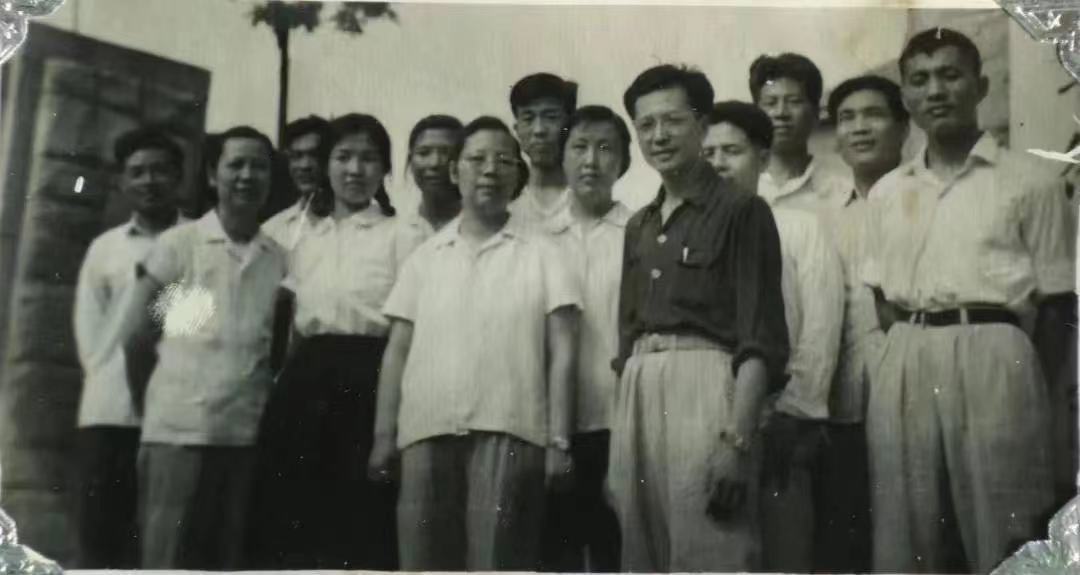 1950年代雕塑系部分教师合影，右五为钱绍武先生