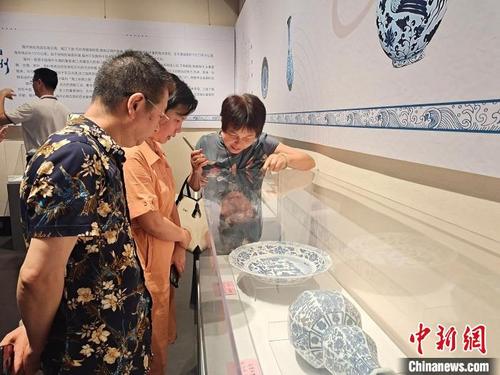 中国侨网“元青花与瓷器修复技艺展”在福建省福州市朱紫坊开展。 叶秋云 摄