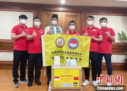 中国侨网6月18日，世界泉州青年联谊会印尼分会向雅加达北区市政府捐赠5万个口罩、30支额温枪。　施少峰　摄