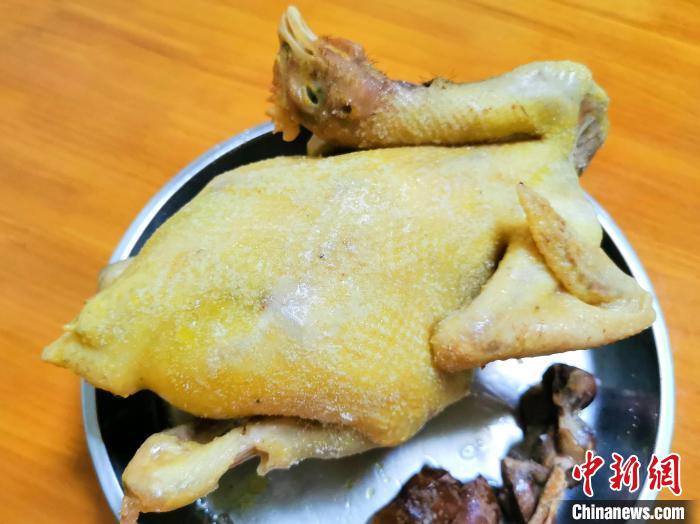 给刚浸熟的阉鸡表皮抹盐是台山人吃鸡的常见手法 李晓春 摄