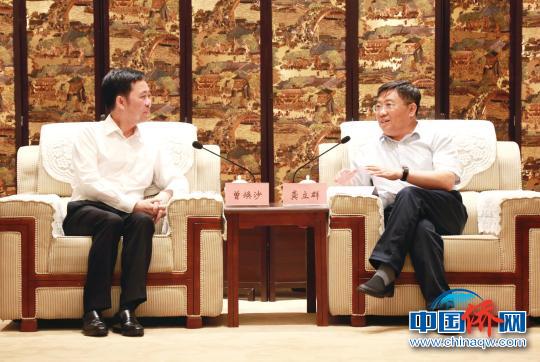 图为河南省政协副主席龚立群(右)与中国侨商联合会常务副会长曾焕沙(左)交谈。　于俊章 摄