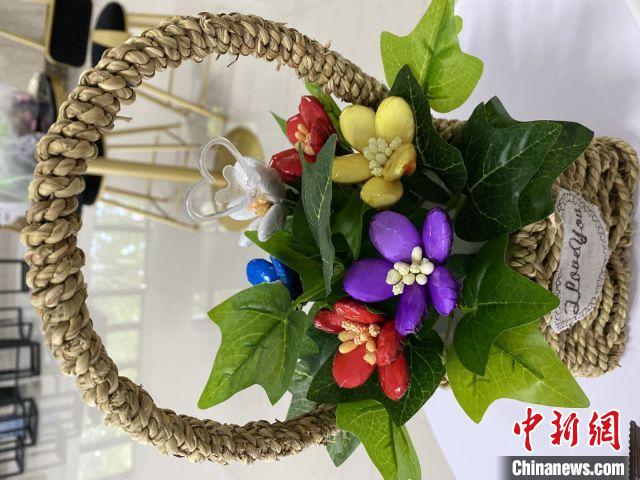中国热科院香饮所科研人员研发的可食用手工巧克力盆花。　符宇群 摄