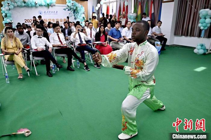 来自莫桑比克的留学生马可在毕业典礼上表演中国武术。　韦亮 摄