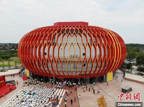 中国侨网建川博物馆综合陈列馆“红灯笼”正式对外开放。　张浪　摄
