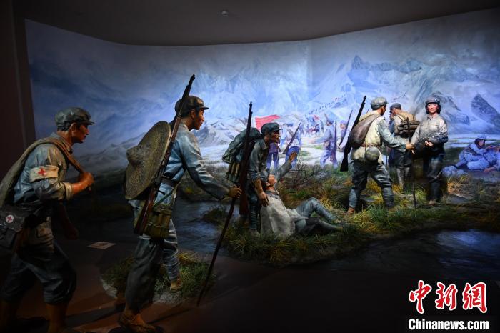 建川博物馆综合陈列馆展出的红军过草地场景。　张浪 摄