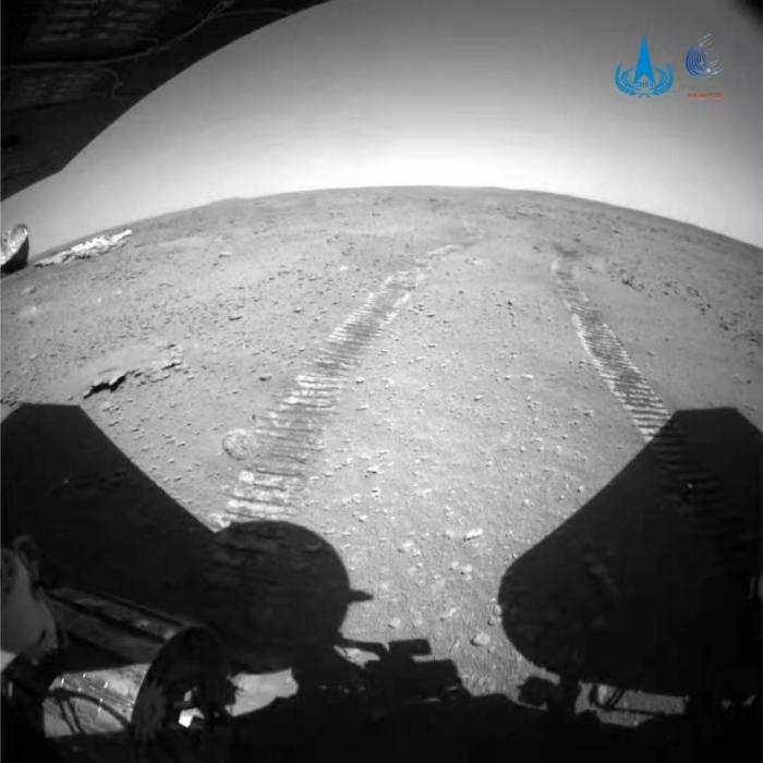 国家航天局发布最新火星影像：“祝融号”近距离“看”降落伞与背罩