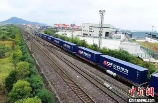 资料图：中亚棉纱专列从塔什干丘库尔赛铁路场站缓缓驶出。赵强 摄