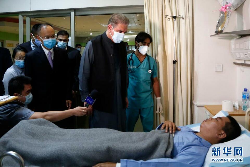 巴基斯坦外长看望恐怖袭击事件中受伤的中方人员