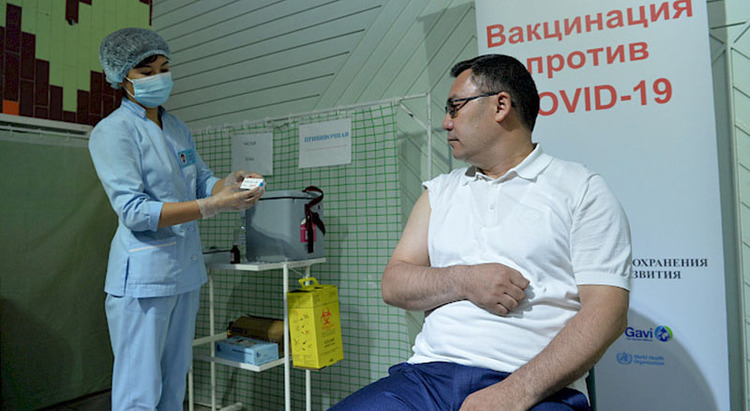 吉尔吉斯斯坦总统扎帕罗夫接种中国新冠疫苗
