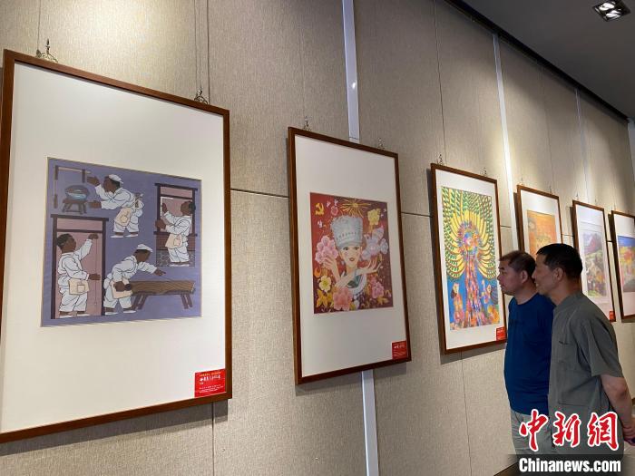 本次共展出100幅农民画，作品汇聚了甘肃省农民艺术家近两年的精心之作。　徐雪 摄