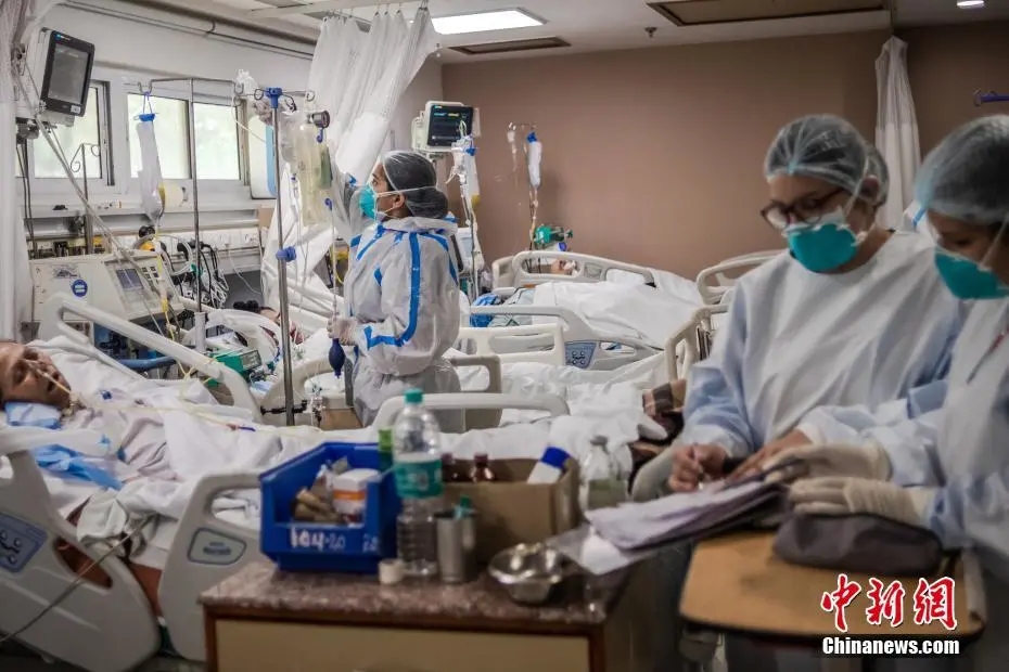 当地时间2021年5月6日，印度新德里，医务人员在圣家医院的ICU病房照料新冠肺炎患者。图片来源：视觉中国