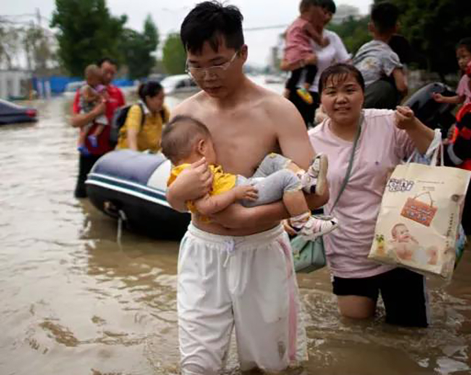 中国河南洪水中受灾的人们