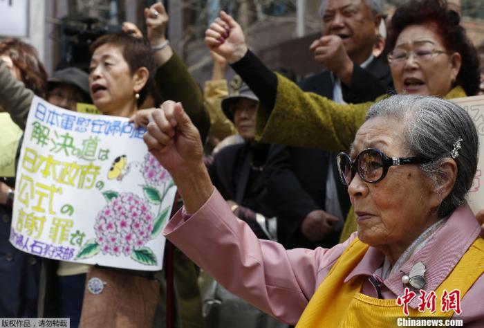 资料图：韩国首尔，日本大使馆门前，韩国慰安妇抗议日本议员参拜靖国神社。