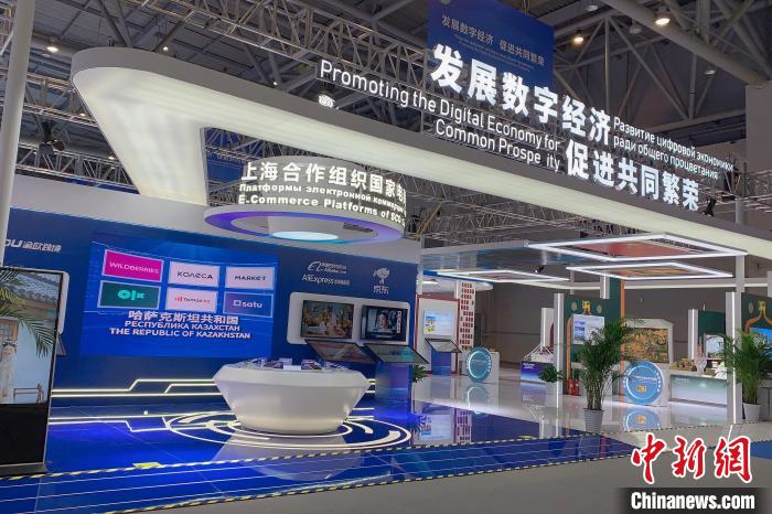 位于重庆国际博览中心的中国-上合组织数字经济合作展馆内，几百件展品22日集中亮相。　梁钦卿 摄