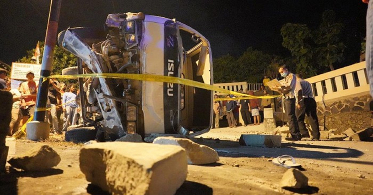 印尼一运送石头的卡车翻车 致6人死亡