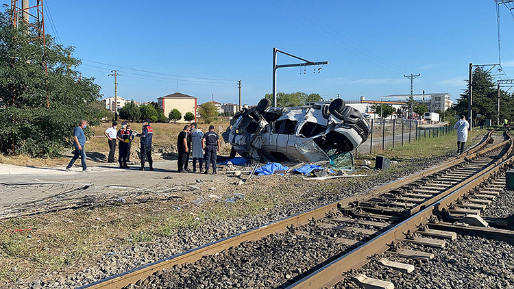 土耳其一辆货运火车与小巴车相撞 致6死7伤
