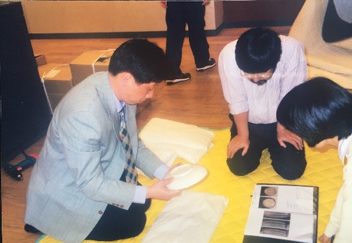 1999年 陈克伦在大阪研究“宋瓷展”展品