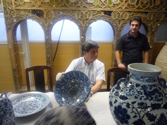 2012年9月 陈克伦在伊朗国家博物馆挑选元青花展品