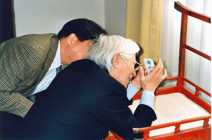 2002年3月，陈克伦与汪庆正先生（右）一起在日内瓦鲍尔文物馆考察成化斗彩。
