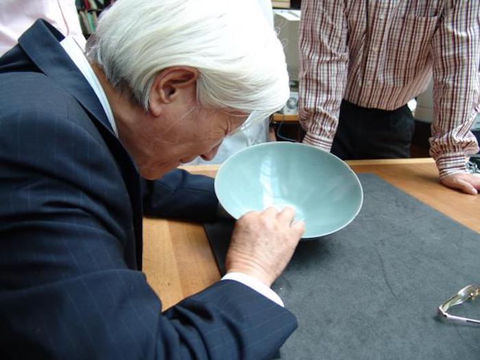 2004年7月，陈克伦与汪庆正先生一起在伦敦大英博物馆考察“亚历山大”碗