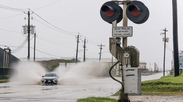飓风“尼古拉斯”登陆美国路易斯安那州和得克萨斯州 导致大面积停电