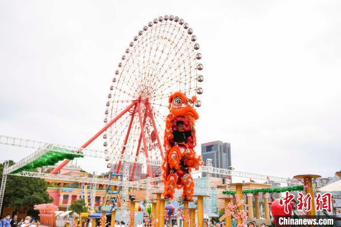 广东梅花桩舞狮少年在高空舞狮。　杨华峰 摄