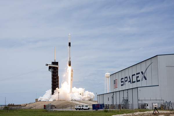 当地时间2021年6月3日，美国佛罗里达州卡纳维拉尔角，SpaceX猎鹰9号火箭搭载货运龙飞船在肯尼迪航天中心39A发射台升空，为国际空间站执行补给任务。人民视觉  资料图
