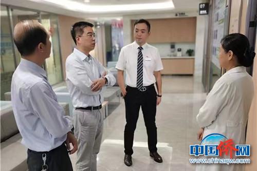 中国侨网林高星（左二）调研福州爱尔眼科医院。　毕建东　摄