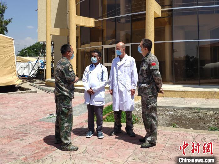 牛艳坤与其他医生一同指导埃塞俄比亚军队总医院建设新冠隔离病房。　牛艳坤供图