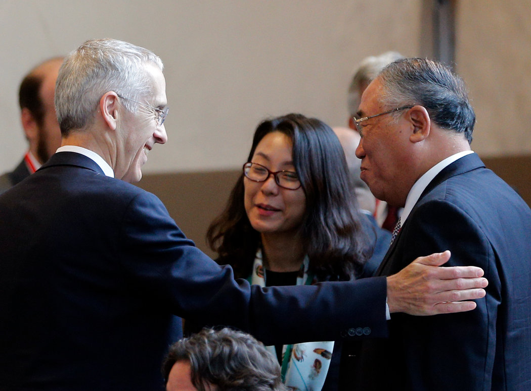 2015年，美国气候变化问题特使斯特恩在巴黎的一次会议中与中国官员解振华交谈。