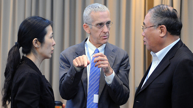 2011年德班会议上，斯特恩与中国代表团团长解振华。