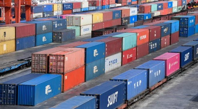 作为美国西海岸进出口贸易门户，洛杉矶港和长滩岛港的集装箱装卸量占全美集装箱装卸量的40%（来源：新华社）
