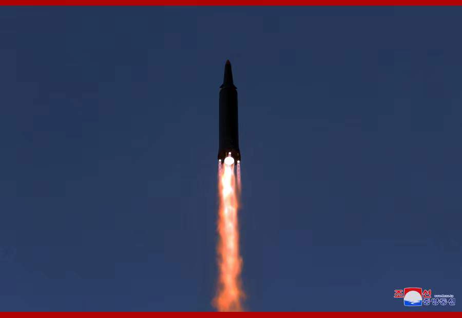 1月11日朝鲜进行高超音速导弹试射现场。图源：朝中社