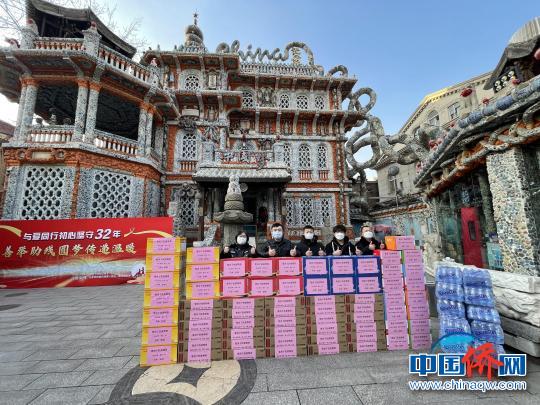 天津侨商会会员单位天津瓷房子向疫情防控一线捐赠物资。　天津瓷房子博物馆供图