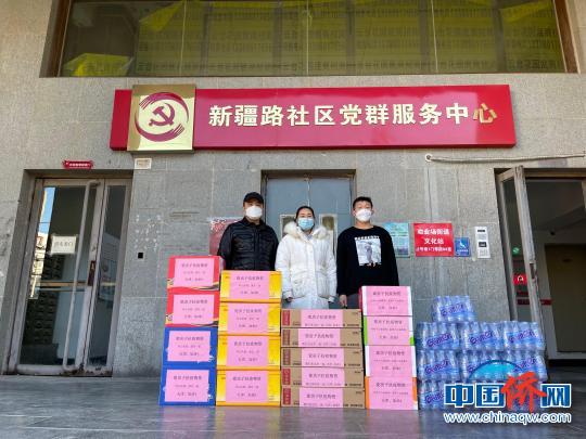 中国侨网天津侨商会会员单位天津瓷房子向社区工作人员捐献物资。　天津瓷房子博物馆供图