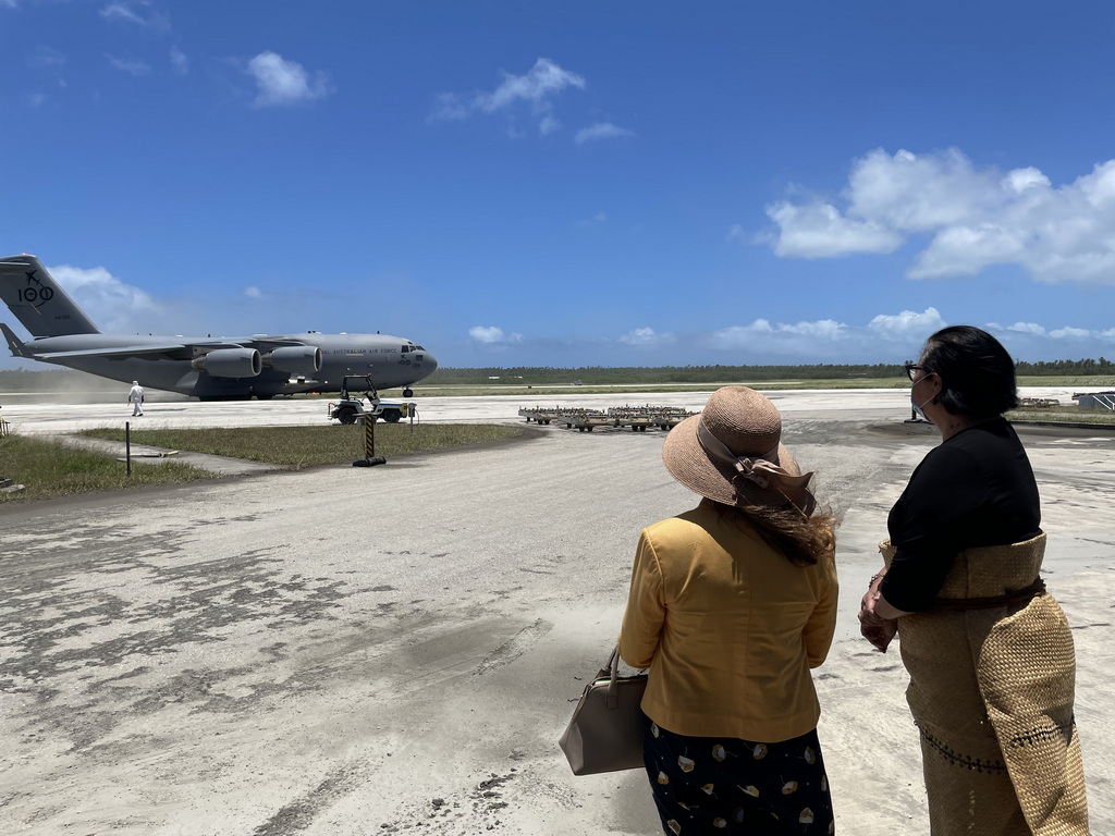 当地时间2022年1月20日，汤加努库阿洛法，来自澳大利亚装有紧急物资的救援飞机于当日抵达汤加机场。  视觉中国 图