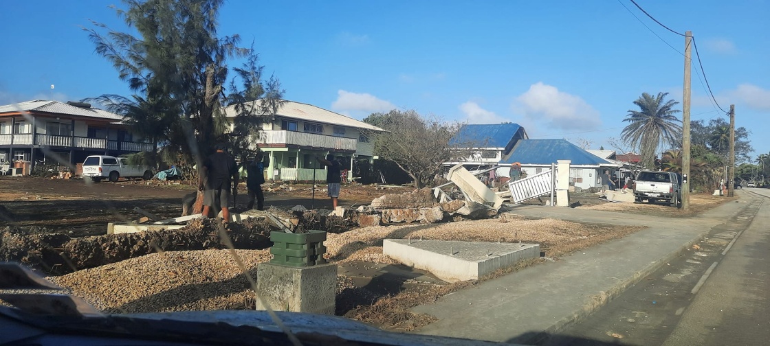 这是1月20日在汤加首都努库阿洛法拍摄的受损建筑。新华社 图