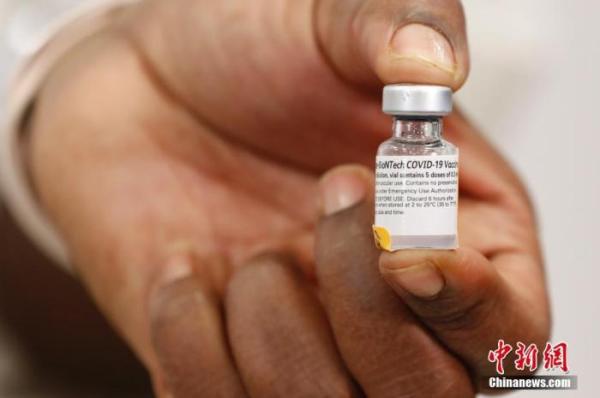 资料图：当地时间2020年12月14日，纽约长岛犹太医疗中心护士展示美国首批新冠疫苗。当日，辉瑞公司首批近300万剂新冠疫苗陆续运抵美国各地。 <a target='_blank'  data-cke-saved-href='http://www.chinanews.com/' href='http://www.chinanews.com/'>中新社</a>记者 廖攀 摄
