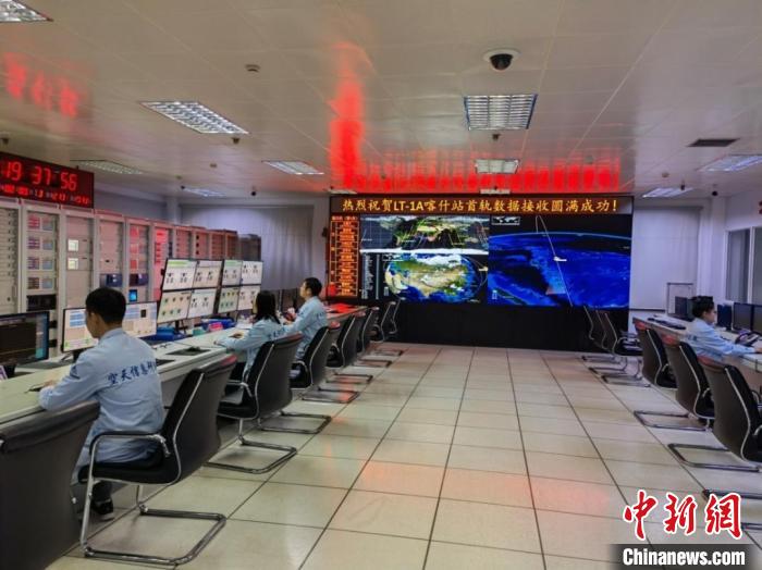 中国遥感卫星地面站喀什站首轨数据接收任务工作现场。　中科院空天院 供图