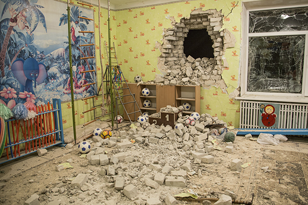 当地时间2022年2月17日，乌克兰联合力量行动司令部新闻中心发表声明说，乌东部卢甘斯克州民间武装当天向政府军控制区发动炮击，该州一个幼儿园被击中，造成2名平民受伤。