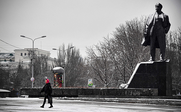 当地时间2022年1月18日，乌克兰顿涅茨克，一名妇女从列宁雕像旁走过。本文图片 人民视觉