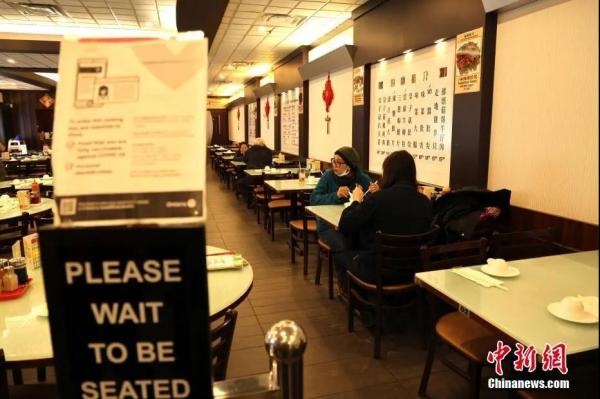 当地时间1月31日，加拿大多伦多中区唐人街一家中餐馆内，顾客正在就餐。