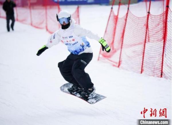 图为选手在进行滑雪比赛。超级定点滑雪公开赛组委会提供 来源：<a target='_blank'  data-cke-saved-href='http://www.chinanews.com/' href='http://www.chinanews.com/' >中新网</a>