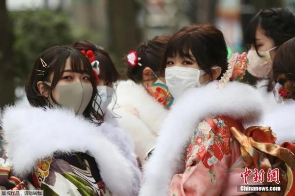 图为日本横滨，穿着和服戴着口罩的少女参加成人礼。 来源：<a target='_blank'  data-cke-saved-href='http://www.chinanews.com/' href='http://www.chinanews.com/' >中新网</a>