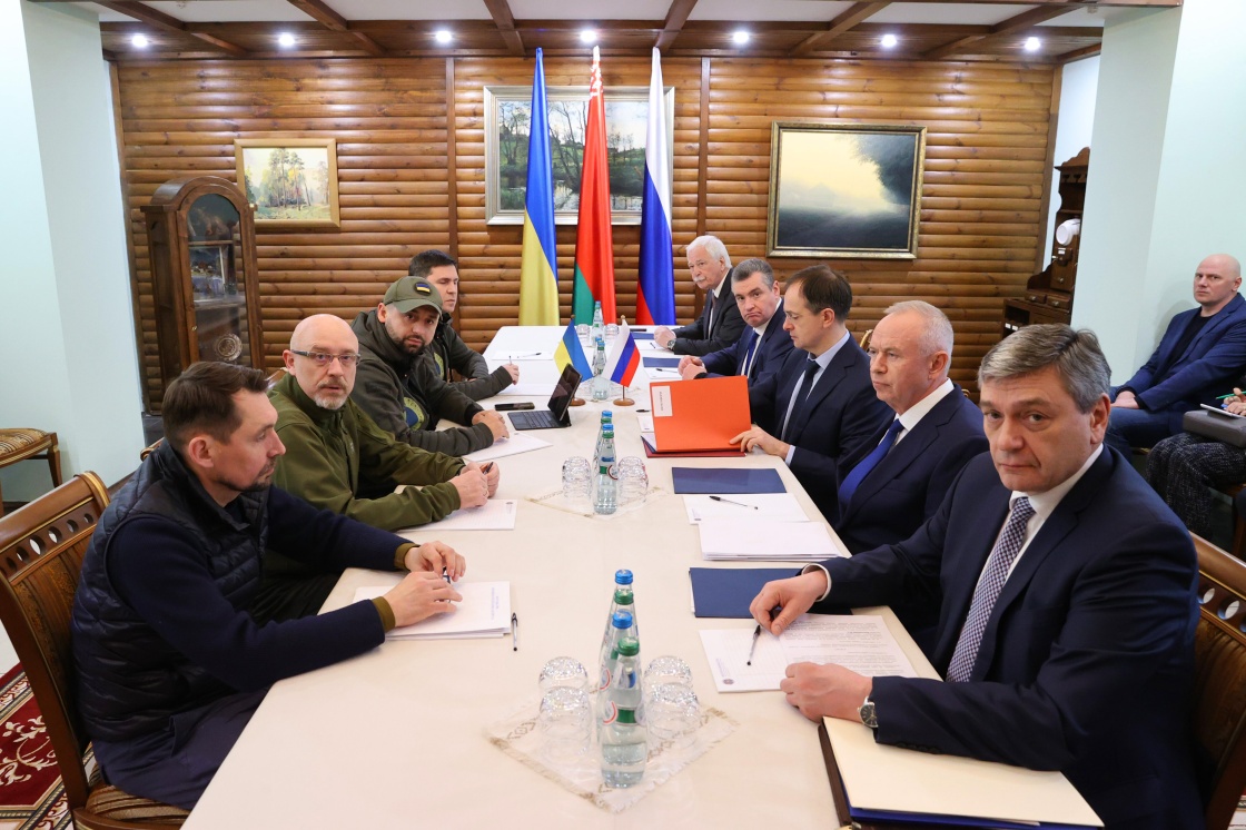 这是3月7日拍摄的谈判现场。据塔斯社援引俄罗斯驻白俄罗斯大使馆消息，俄乌两国代表团3月7日在白俄罗斯境内的别洛韦日森林开始第三轮谈判。新华社 图