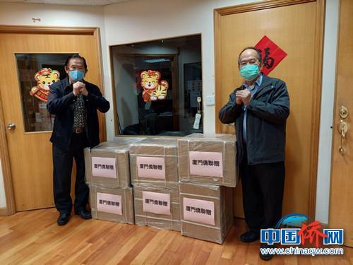 香港侨友社会长黄英来(右)、监事长王钦贤(左)接收捐赠物资。　肖家豪 摄