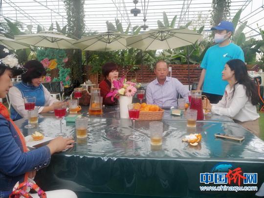 卢如进(右三)一行与桂林市美庐生态农业发展有限公司负责人座谈交流。　陆汉宝？　摄