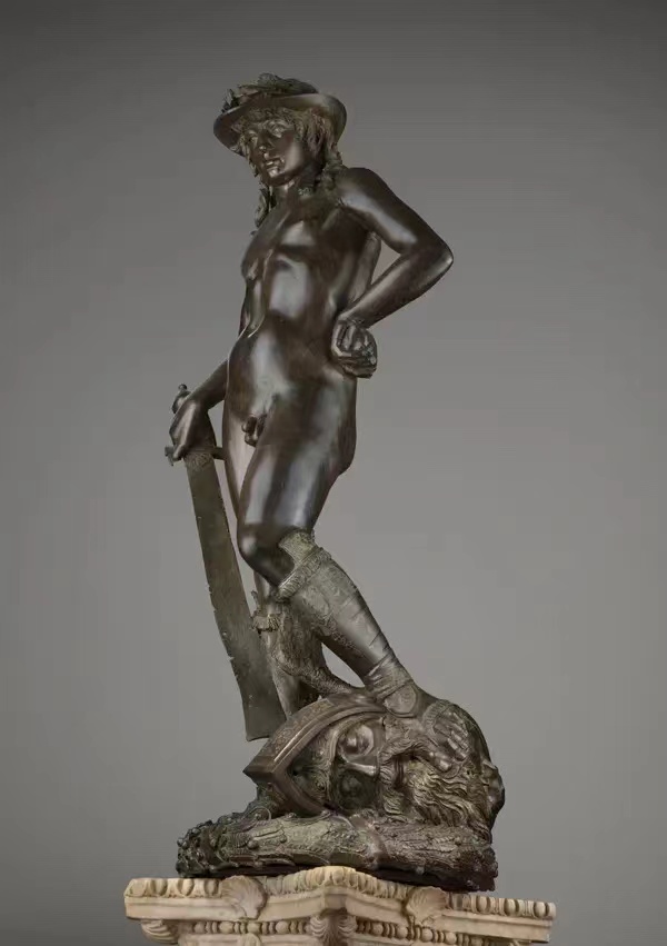 在佛罗伦萨的展览中，多纳泰罗的青铜雕塑《大卫》竖立在一根柱子上，展示了它最初的观感。